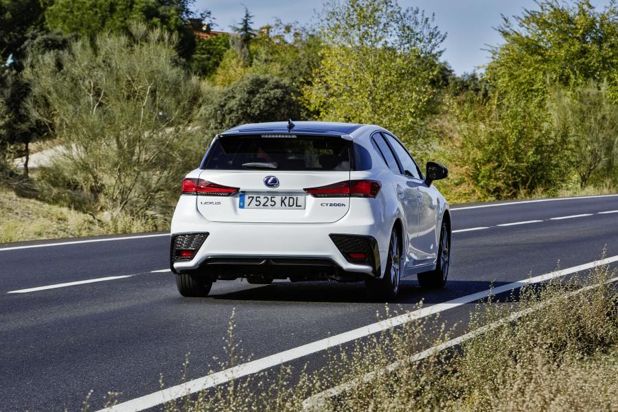  Lexus CT200h F-Sport 2017 года  (WW) (фото 24 из 25)